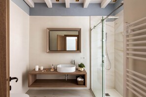 Dusche, Haartrockner, Bidet, Handtücher