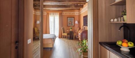 Fer et planche à repasser, lit parapluie, Wi-Fi gratuit, draps fournis