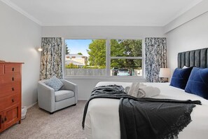 5 bedrooms, iron/ironing board, WiFi, bed sheets