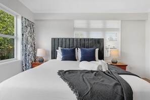 5 bedrooms, iron/ironing board, WiFi, bed sheets