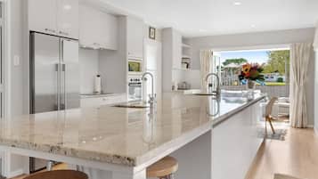 Køleskab, mikrobølgeovn, ovn, kogeplade