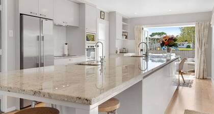 Spacious Papakura Family Delight w Deck and Yard