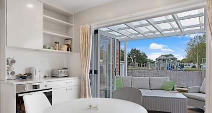 Spacious Papakura Family Delight w Deck and Yard