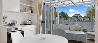 Spacious Papakura Family Delight w Deck and Yard
