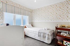 5 bedrooms, iron/ironing board, WiFi, bed sheets