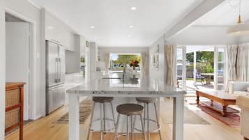 Køleskab, mikrobølgeovn, ovn, kogeplade