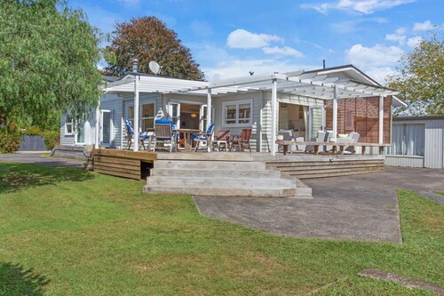 Spacious Papakura Family Delight w Deck and Yard