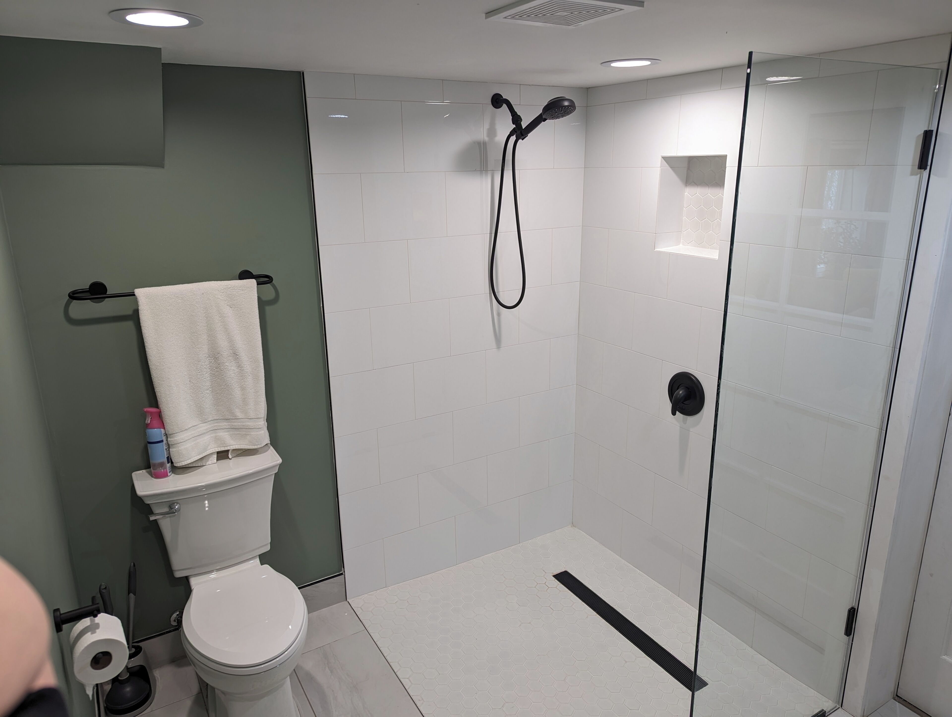 Asciugacapelli, asciugamani, sapone, carta igienica