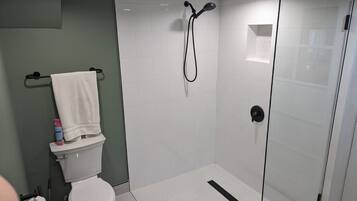 吹风机、毛巾、肥皂、卫生纸