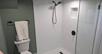 Charming studio. Close to highway and ferries.