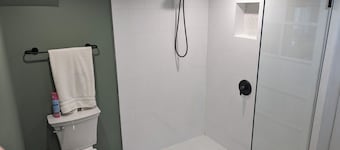 Charming studio. Close to highway and ferries.