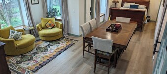 Charming studio. Close to highway and ferries.