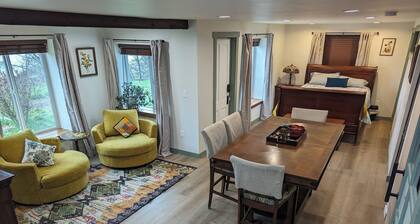 Charming studio. Close to highway and ferries.