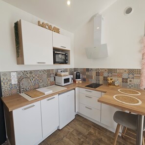 Kühlschrank, Mikrowelle, Ofen, Herdplatte