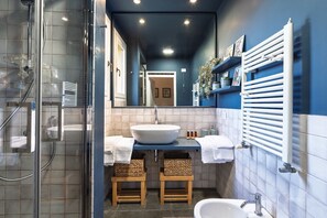 Douche, sèche-cheveux, bidet, serviettes fournies