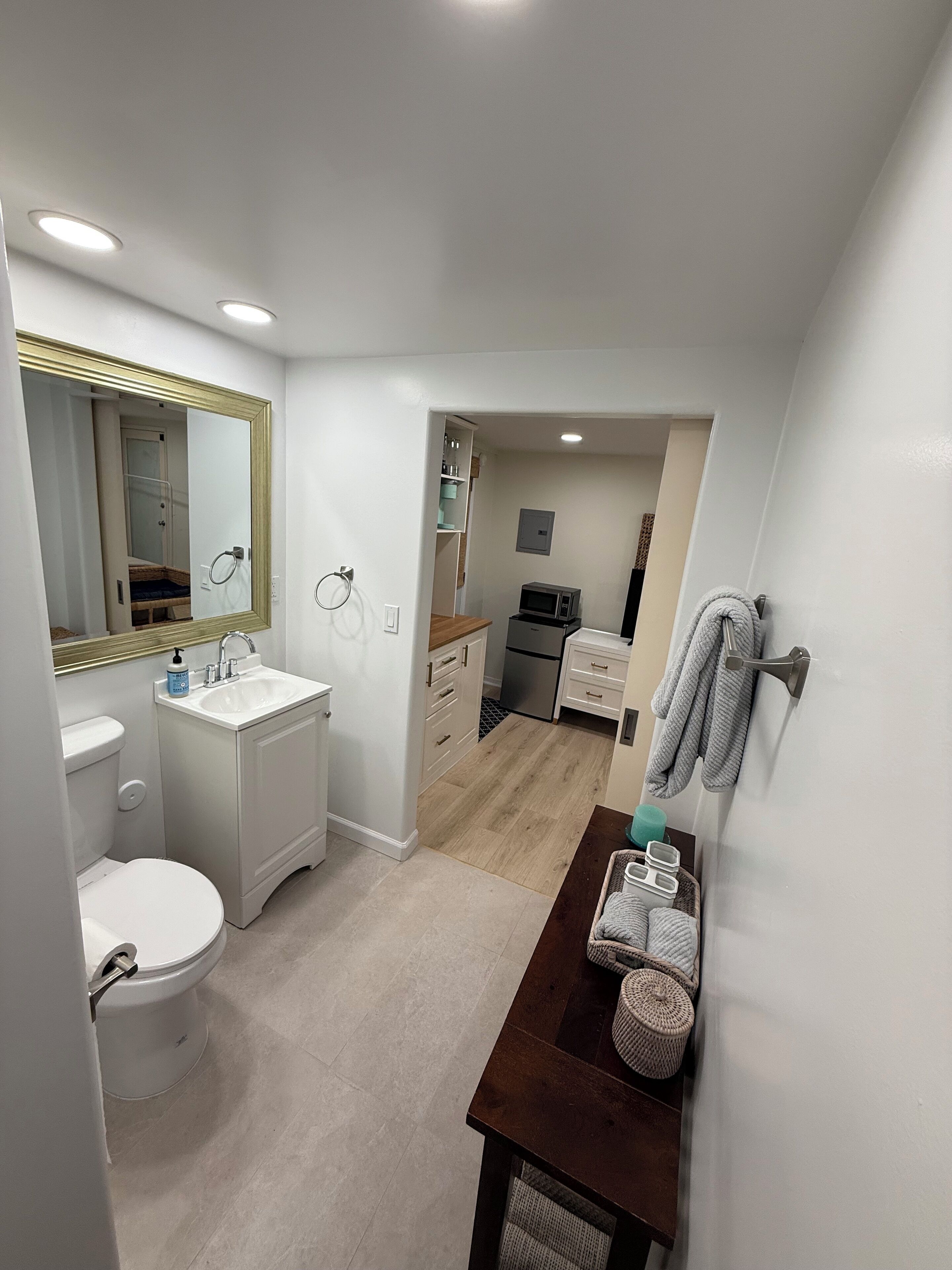 Dusch, hårtork, handdukar och tvål