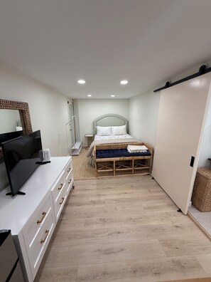 1 bedroom, iron/ironing board, free WiFi, bed sheets - private, Kitchenette, AC (Santa Barbara)