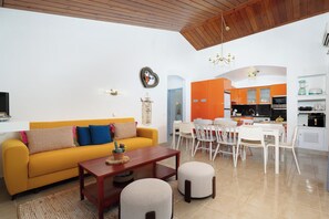 Een smart-tv, een open haard en een tafeltennistafel