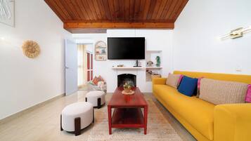 Smart TV, fireplace, table tennis