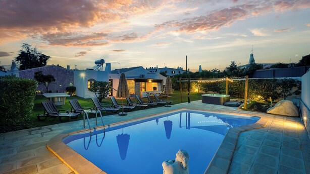 A swimming pool with lounge chairs and a hot tub, surrounded by a landscaped garden and a building with a distinctive tower. - 🔥Is Oura Calling You?🔥4BD Sleeps 12 Jacuzzi Pool PingPong 5min Strip 10' beach (Albufeira)