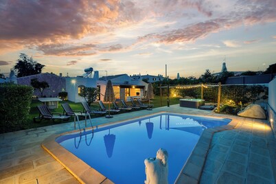 Is Oura Calling You?4BD Sleeps 12 Jacuzzi Pool PingPong 5min Strip 10' beach