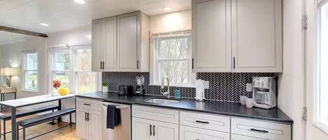 ثلاجة، ميكروويف، فرن، موقد طهي مسطح