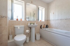 Haartrockner, Handtücher, Seife, Toilettenpapier