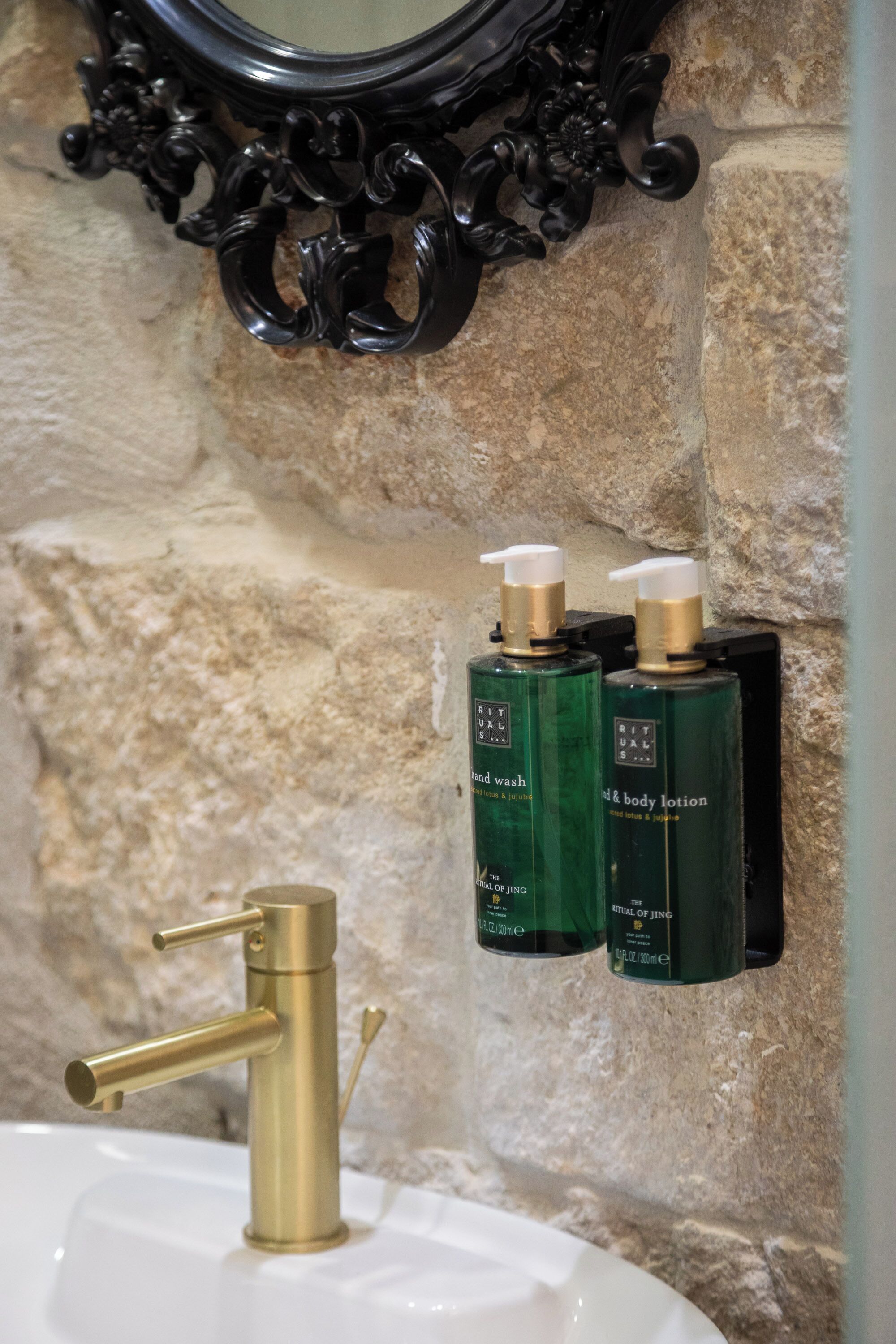 Design Room, Courtyard View 2 | Bathroom amenities | Shower, free toiletries, hair dryer, slippers