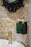 Design Room, Courtyard View 2 | Badezimmerausstattung | Dusche, kostenlose Toilettenartikel, Haartrockner, Hausschuhe