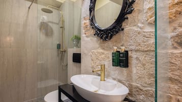 Design Room, Courtyard View 2 | 浴室 | 淋浴設備、免費梳洗用品、風筒、拖鞋