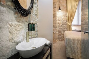 Design Room, Courtyard View 2 | Badezimmer | Dusche, kostenlose Toilettenartikel, Haartrockner, Hausschuhe