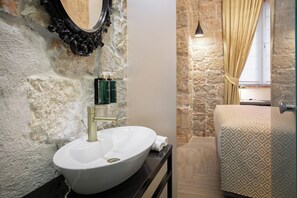Habitació de disseny | Bany | Dutxa, articles de tocador gratuïts, assecador de cabells i sabatilles