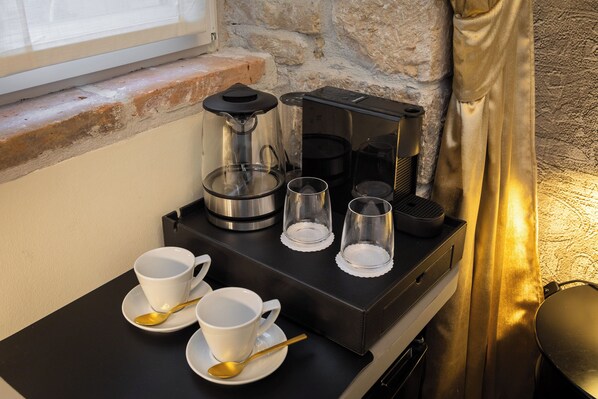 A kitchenette with a coffee maker, two cups, and a spoon on a black countertop. - Design rooms ANIMA MUNDI City Centre (Split)