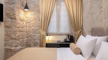 Design Room, Courtyard View 2 | 房內夾萬、書桌、手提電腦工作空間、隔音