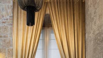 Design Room, Courtyard View 2 | 房內夾萬、書桌、手提電腦工作空間、隔音