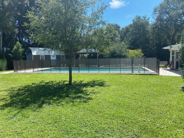 Alberca al aire libre y alberca climatizada