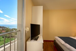 3 bedrooms, iron/ironing board, travel cot, WiFi