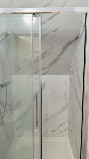 Hair dryer, towels, toilet paper - Cosy and Comfy Double Room with Private Bathroom, Close to o2 Arena (London)