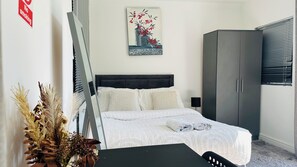 1 bedroom, iron/ironing board, free WiFi, bed sheets - Cosy and Comfy Double Room with Private Bathroom, Close to o2 Arena (London)