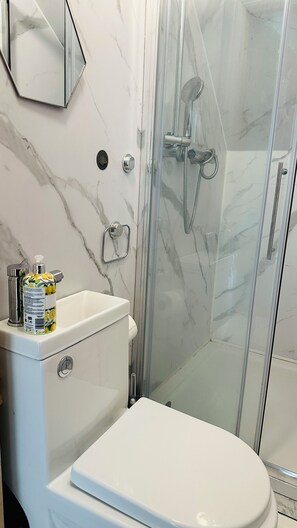 Hair dryer, towels, toilet paper - Cosy and Comfy Double Room with Private Bathroom, Close to o2 Arena (London)