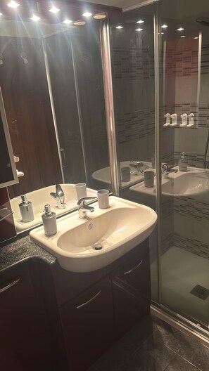 Dusche, Haartrockner, Bidet, Handtücher