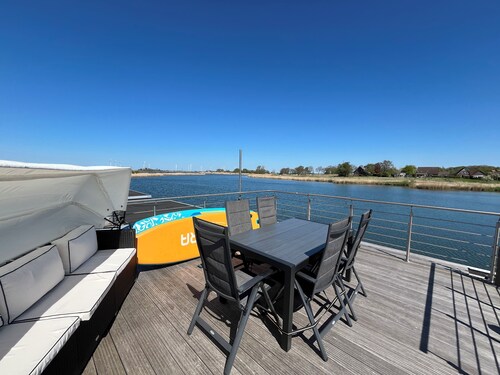 Houseboat-lake-SUP's-bike-sea-beach-family-holiday!