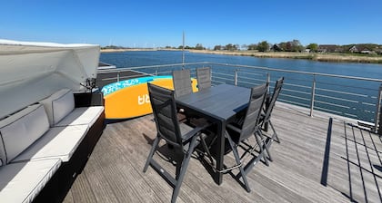 Houseboat-lake-SUP's-bike-sea-beach-family-holiday!