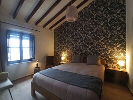 Habitación Deluxe doble, vistas al jardín | Caja fuerte, cortinas opacas, tabla de planchar con plancha