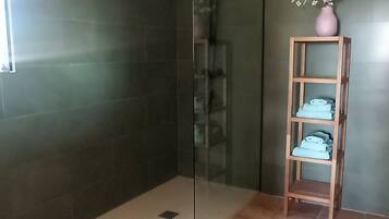 Chambre Double Deluxe, vue jardin | Salle de bain