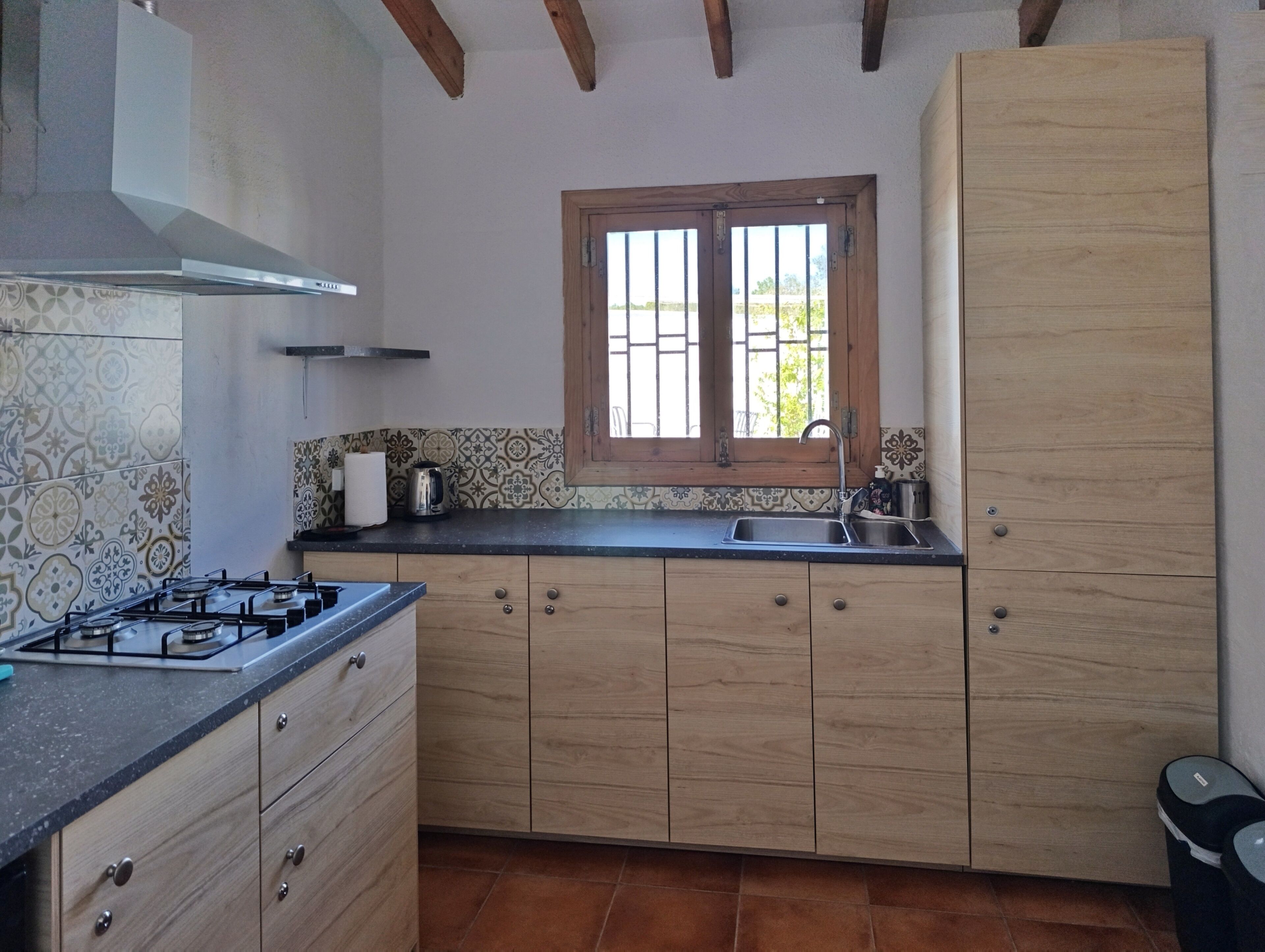 Refrigerador, microondas y utensilios de cocina 