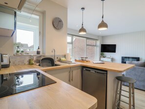 Cottage | Private kitchen | Cookware/dishes/utensils - 1 Kessingland Cottages (Lowestoft)