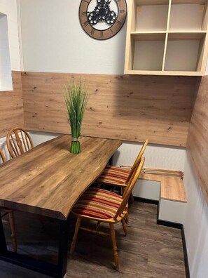 Eenvoudig appartement, 3 slaapkamers, niet-roken, kitchenette | Woonruimte | Flatscreentelevisie