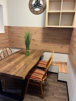 Apartamento básico, 3 habitaciones, no fumadores, cocina básica | Zona de estar | Una televisión de pantalla plana