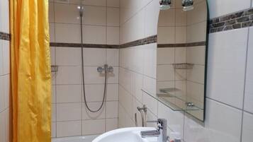 Apartamento básico, 1 quarto, cozinha americana | Banheiro